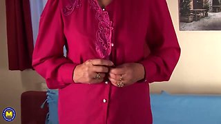 Hot Gilf Felice Fingers Her Hairy Mature Pussy For You!