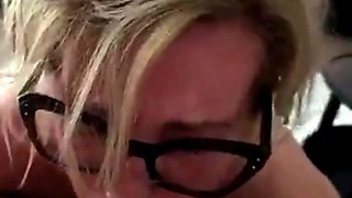 sa jolie mature a lunettes le pompe a mort