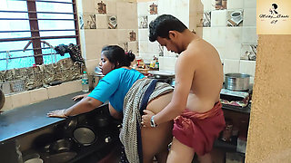 KHANA BANANE WALI KO MALIK NE KITCHEN ME CHOD DALA MALKIN KE NA REHNE PER