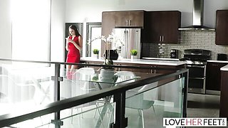 Sensuous Ariana's toes sex