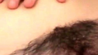 Belle brune poilue s'amuse avec son minou