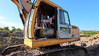 Irresponsible Operator Abandons Work to Engage in Transactions Inside a Machine During Working Hours
