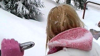 Lesley pleases her pussy