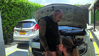 Colombian Woman Cheats on Her Husband with the Mechanic Just Before Leaving for the Gym