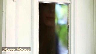 Jummy sinner - the rivalry warms up as brunette sister screws her sibling’s punch just to spite her