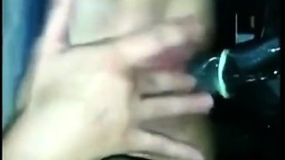 Elle se fait du bien dans la voiture avec son jouet