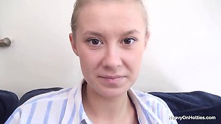 Beautiful Blonde Arrives at an Intense Emotion Thanks to Cel.