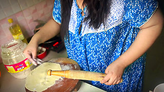Sass Ko Jabardast Choda - Indian Desi Hot Mother_in_law Cooking Without Pajama & Open Big Ass with Juicy Pussy, Just Then Son_in
