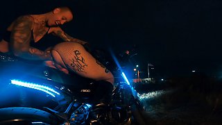 Amateur fetish big booty bitch riding with her bum