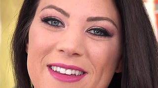 Smokeshow brunette gets licked and fucked silly